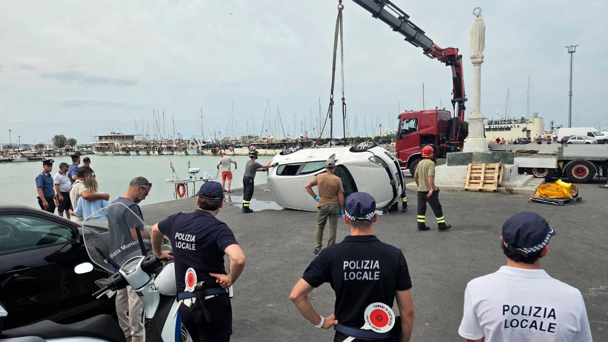 Cattolica. Auto nel porto canale, il 45enne si difende: “Non volevo uccidere mia moglie, si era incastrata l’infradito”