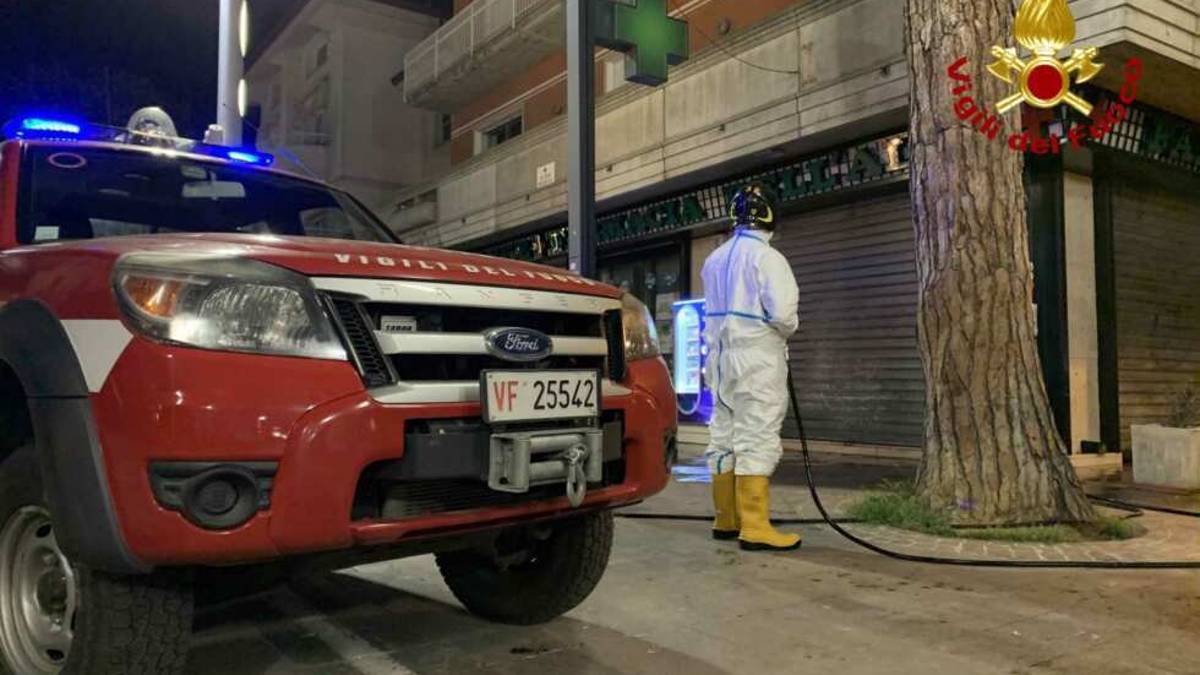 Rimini. Notte di lavoro per igienizzare la zona sud VIDEO
