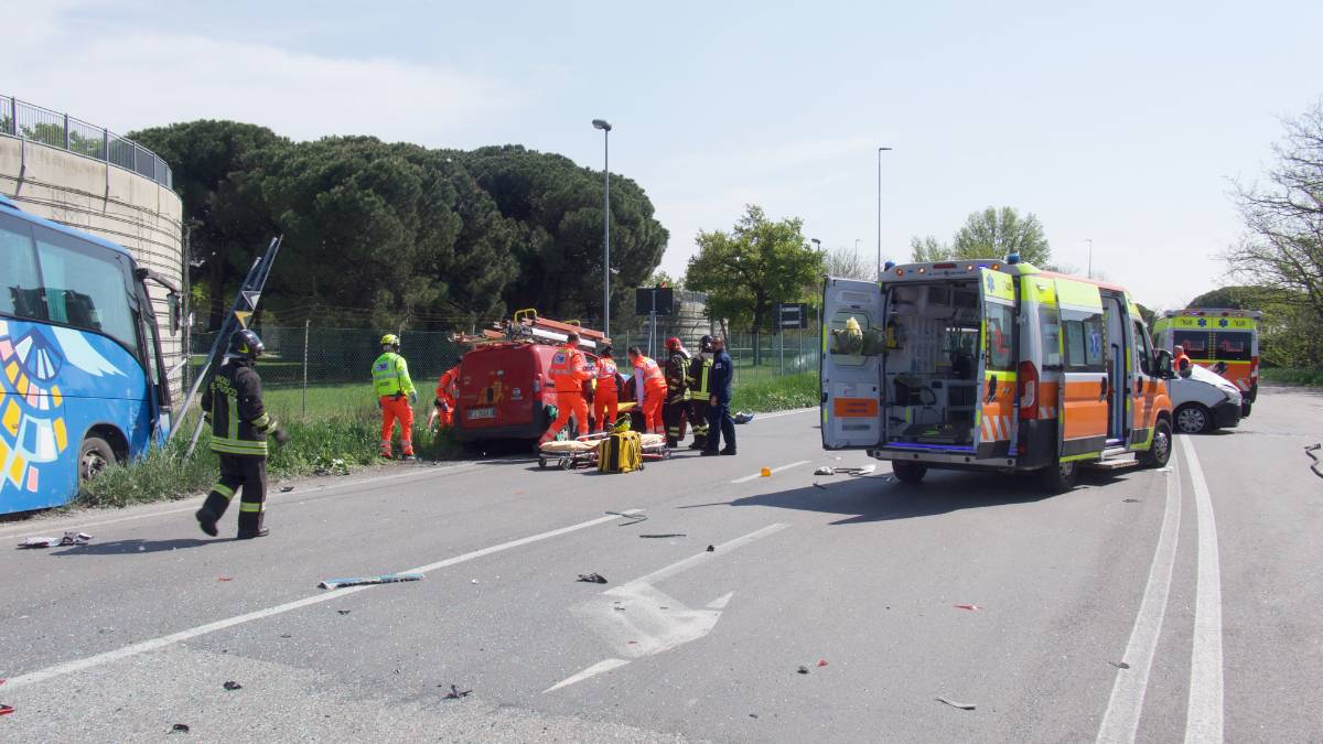 Scontro mortale alle Bassette, coinvolti due furgoni e un autobus
