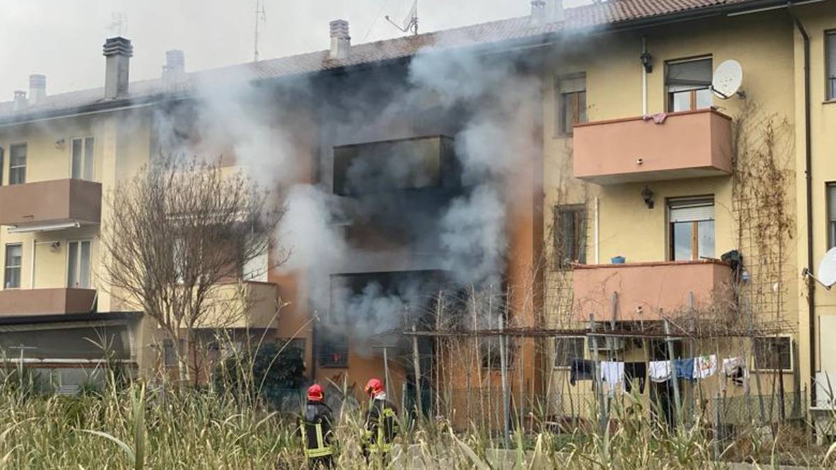 Gatteo Mare, casa a fuoco: indagini e due intossicati - VIDEO