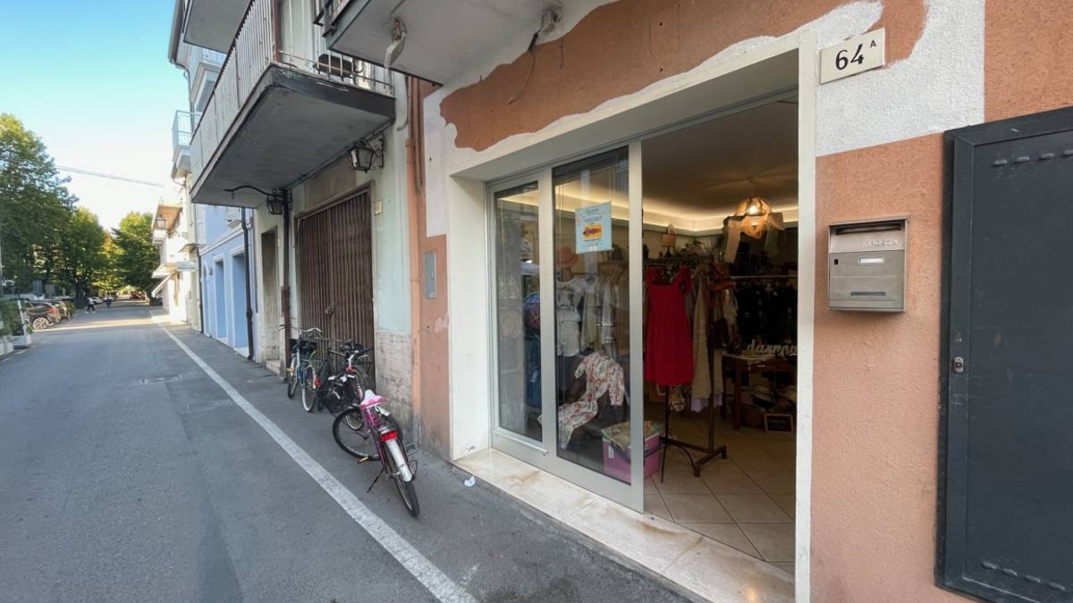 Cesenatico, il negozio: con i soldi degli abiti usati donati si portano avanti progetti per i più deboli