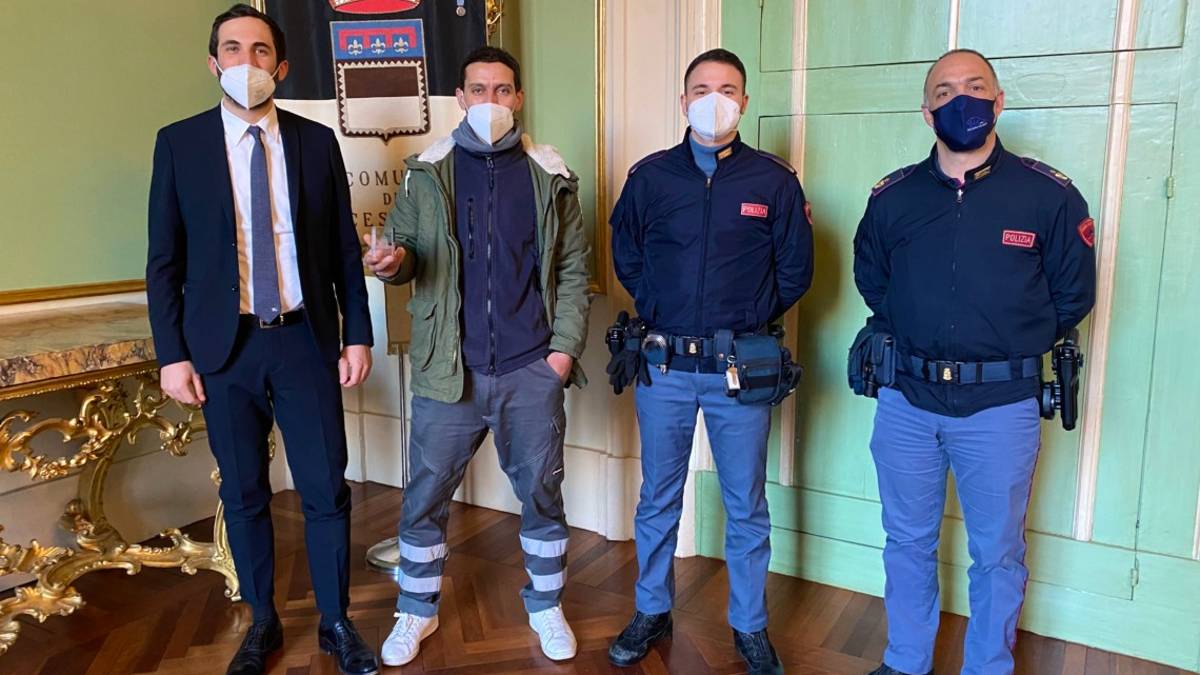 Cesena, trova 600 euro al postamat e li restituisce al proprietario