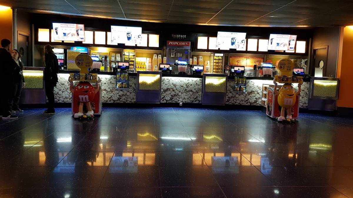 Rinnovato e con poltrone vip: buio in sala, riparte The Space Cinema