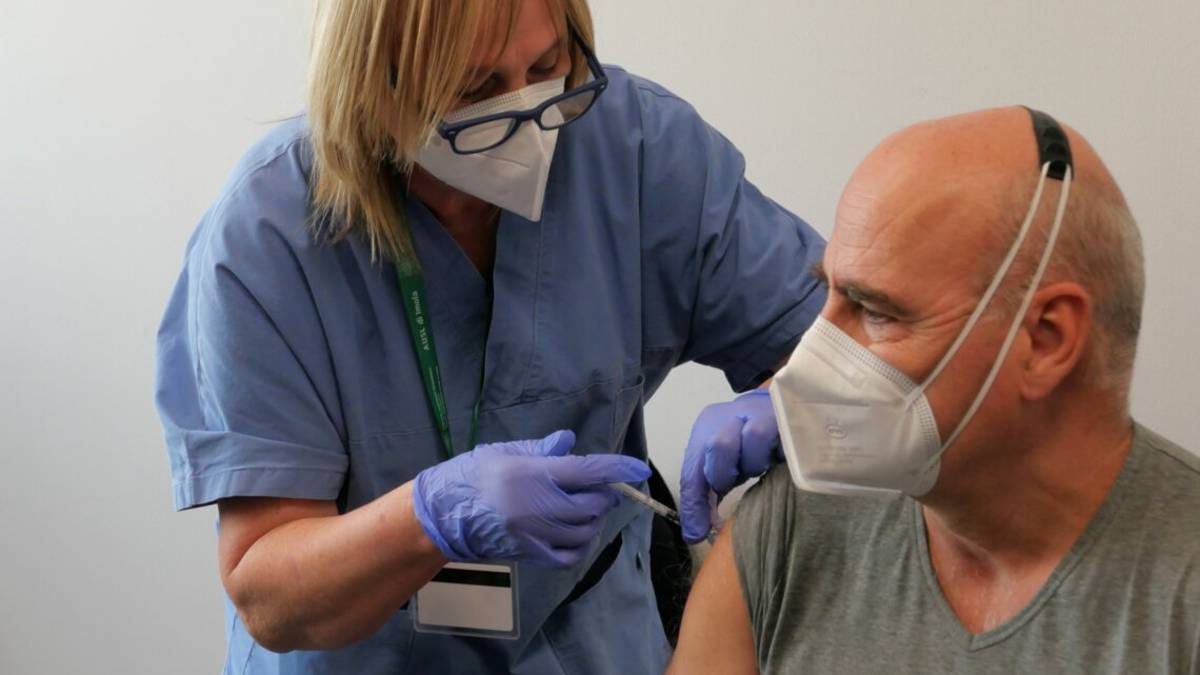 Imola, sospese le prime dosi di vaccino per i ritardi della Pfizer