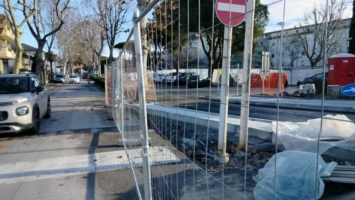 Lavori per la rotatoria tra ospedale Ceccarini e Circonvallazione: chiuso da domani viale Frosinone&nbsp;