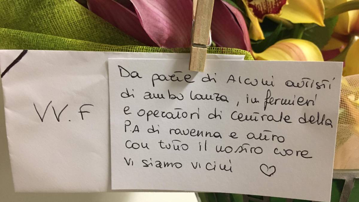Ravenna, fiori e minuto di silenzio per i vigili del fuoco morti VIDEO