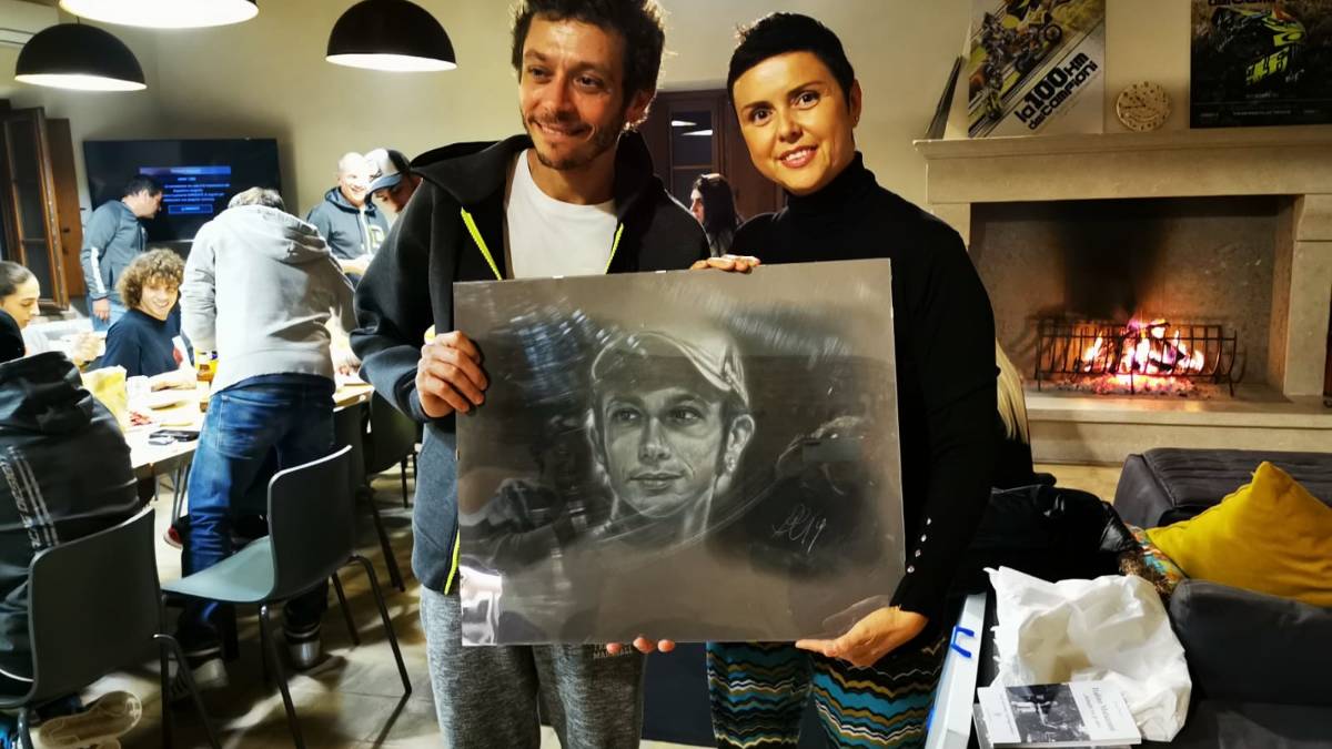 Riminese fa un ritratto a Valentino Rossi: lo metterà in camera