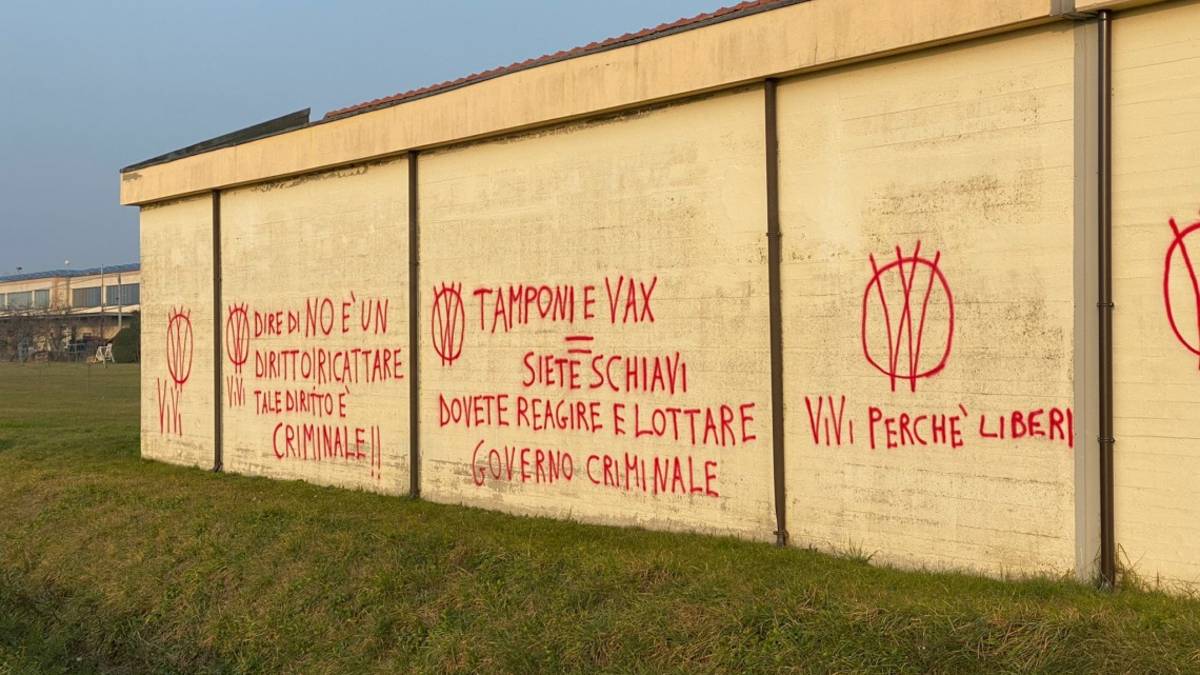 Cesena, i no vax imbrattano di scritte anche il cimitero di Pievesestina