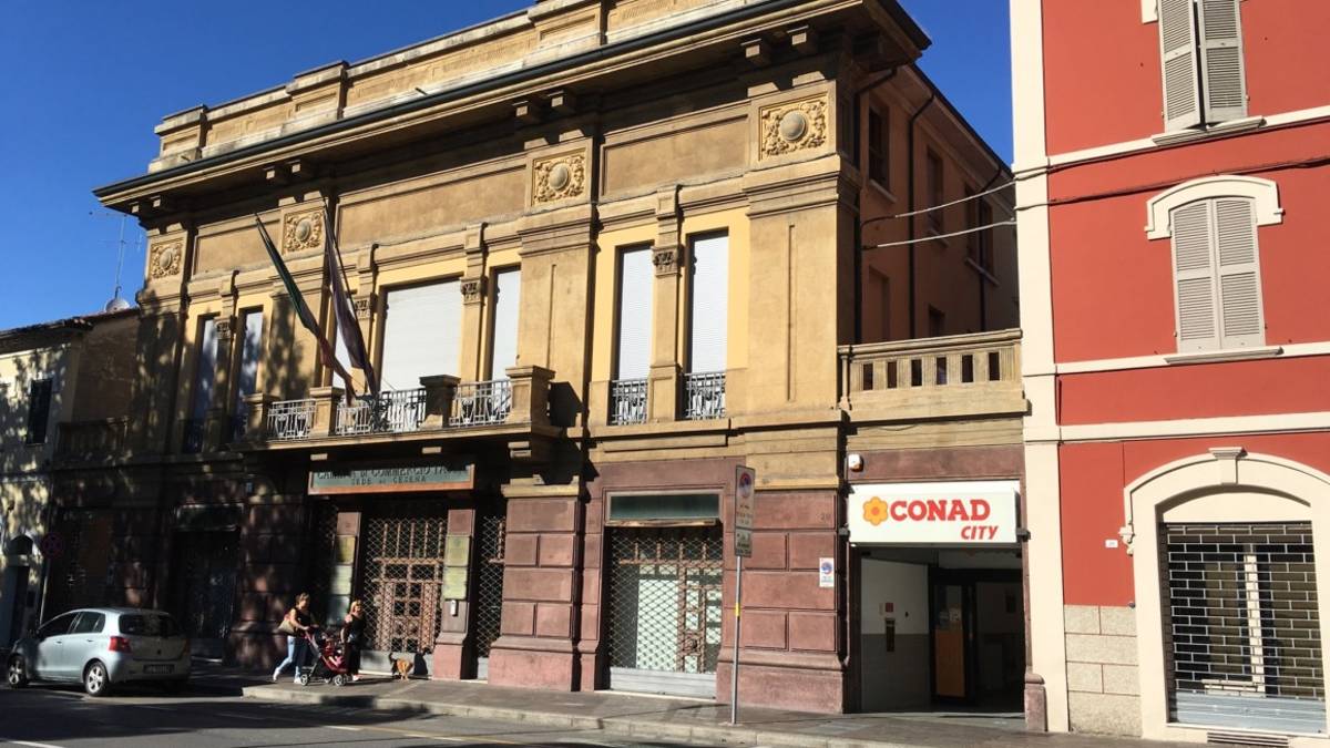 Ubriaco e molesto mentre chiede la carità davanti al supermercato, aggredisce i poliziotti: arrestato a Cesena
