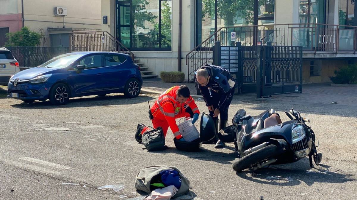 Cesena, incidente. Auto contro scooter e pianta sotto accusa: Toglie visibilità