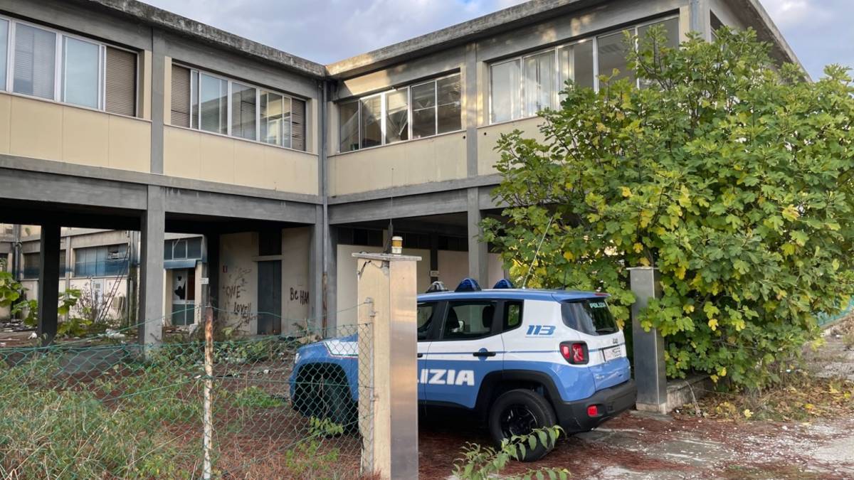 Lanciava bottiglie da un immobile: arrestato a Cesena un giovane senza fissa dimora