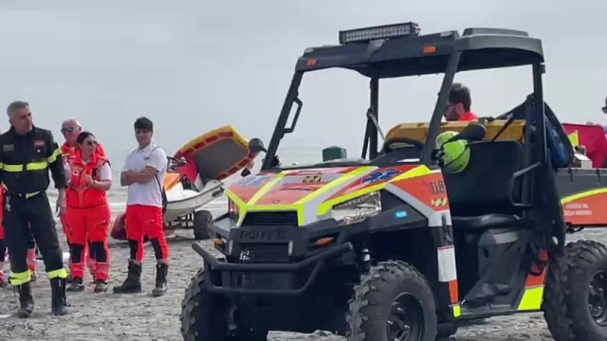 Cesenatico: una persona sta annegando: prove di soccorso a Ponente VIDEO