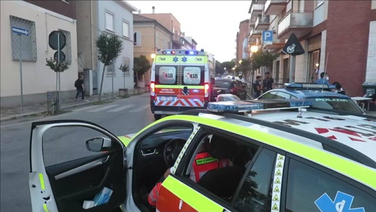Rimini, accoltellato davanti alla stazione: è grave. Lite per una ragazza