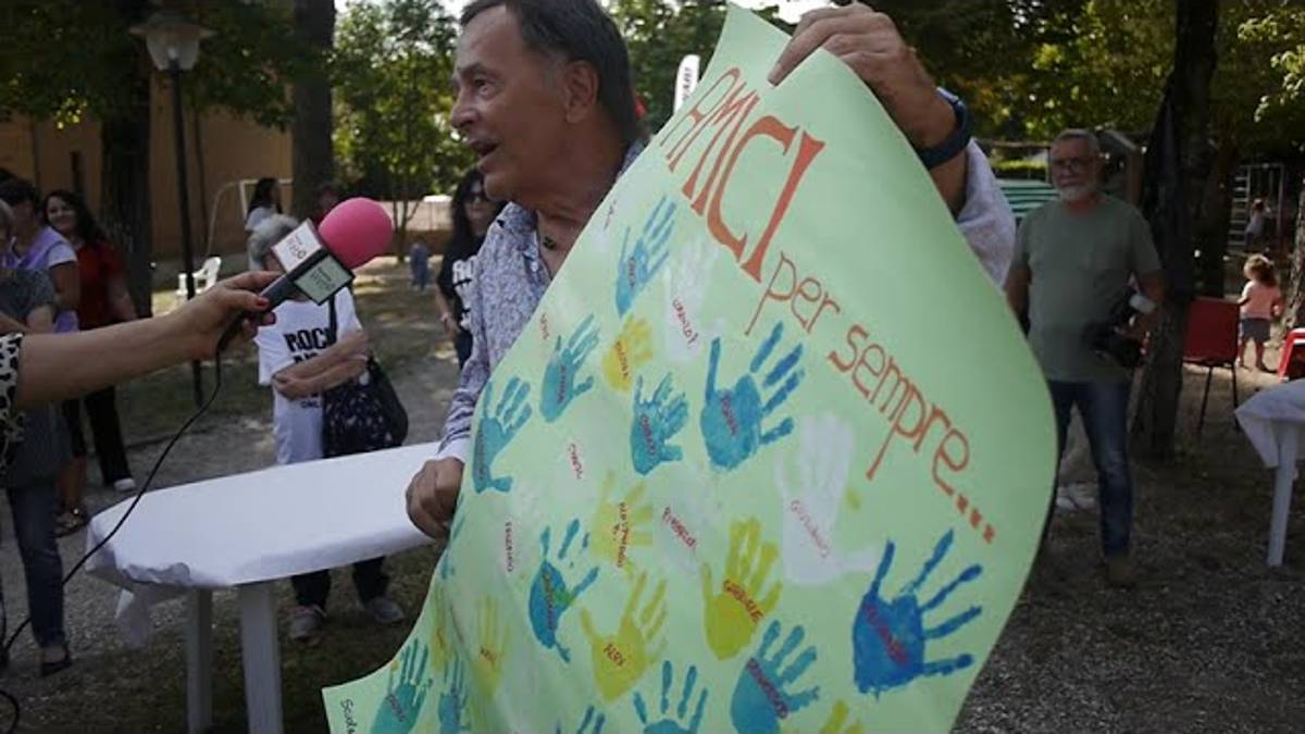 Ravenna, Dodi Battaglia e la musica dei Pooh per la ripartenza della scuola materna di Fornace Zarattini VIDEO