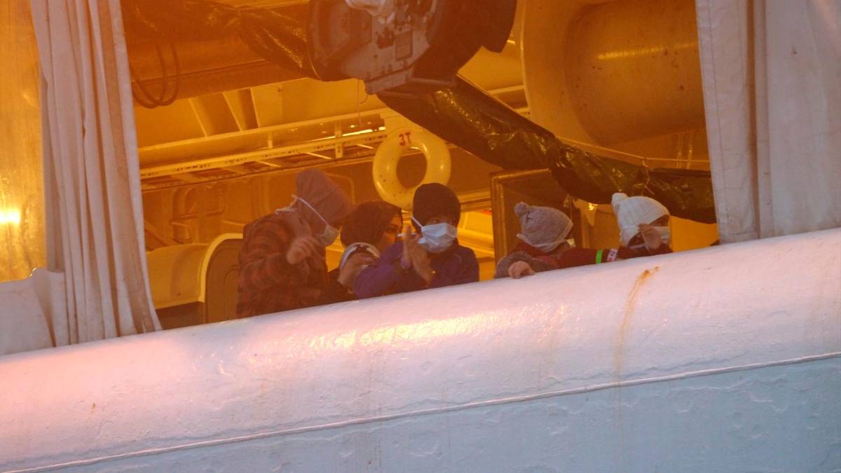 Ravenna, sbarcata la nave dei migranti Geo Barents con 134 persone a bordo: due sono al Pronto Soccorso VIDEO GALLERY