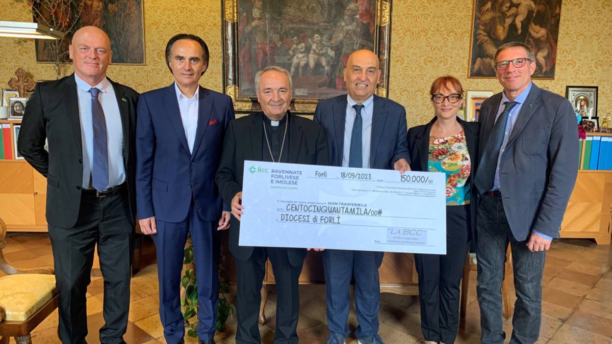 Alluvione. La Bcc ravennate, forlivese e imolese consegna 150mila euro alla Diocesi di Forlì-Bertinoro
