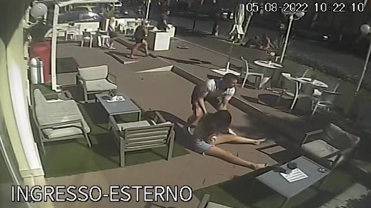 Rimini. L'auto in fuga travolge la donna e la fa volare VIDEO