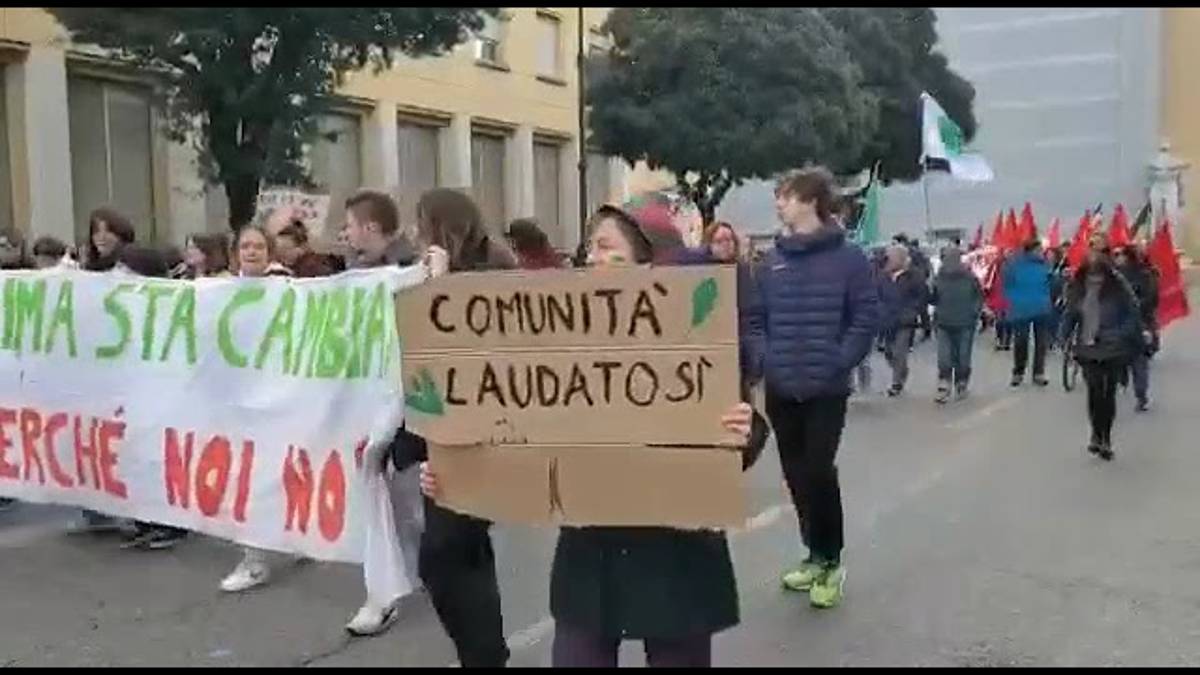 Forlì, Fridays for future: pochi giovani al corteo VIDEO
