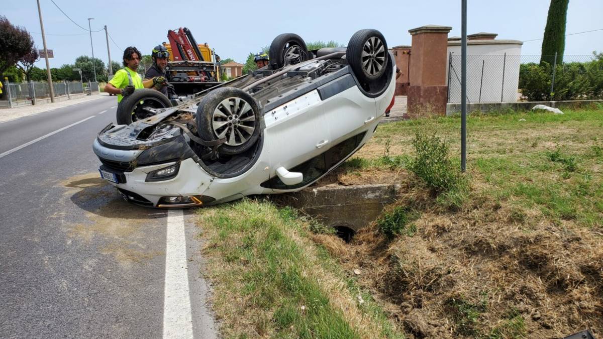 Bertinoro, incidente: si ribalta con l'auto e finisce nel fosso, 65enne cesenate gravissimo VIDEO