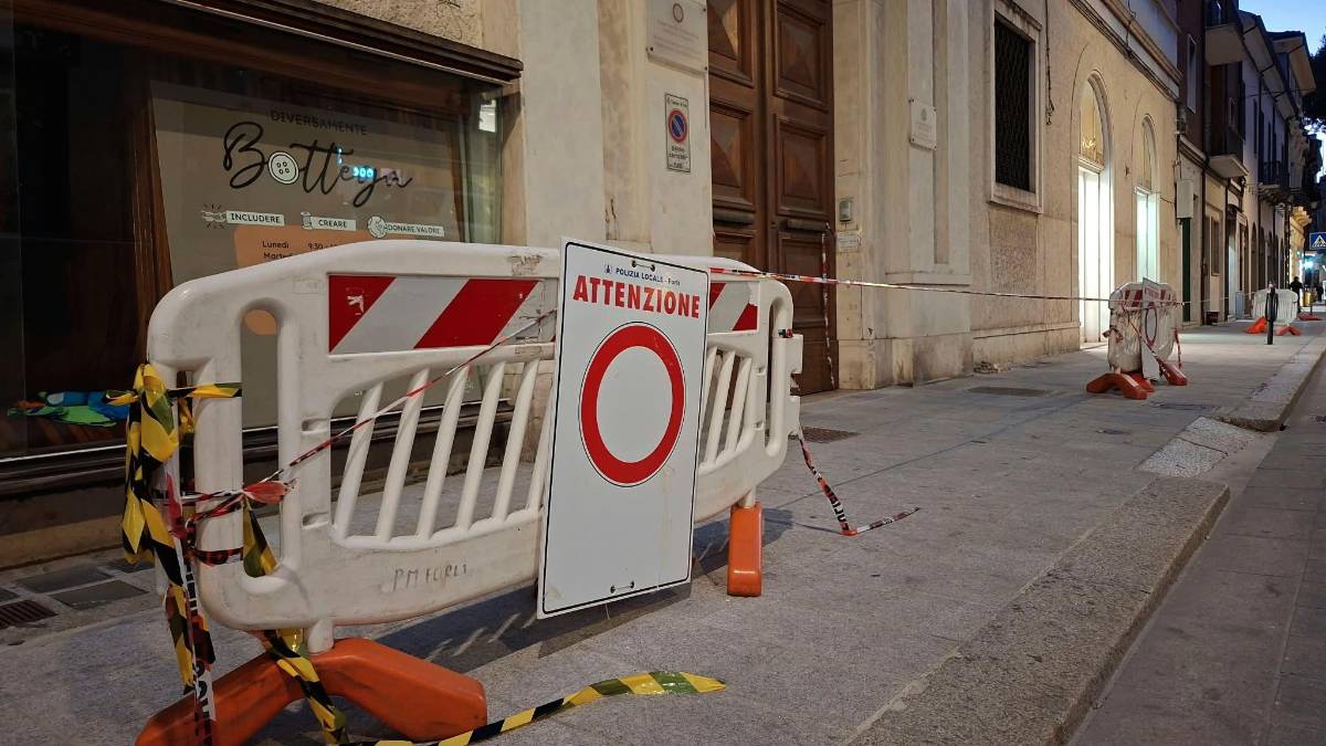 L’area davanti al palazzo transennata da diversi giorni (foto Fabio Blaco)