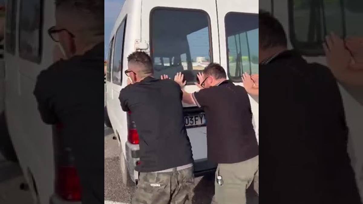 Togli la marcia e spingi: il pulmino in panne dei tifosi del Cesena verso Vicenza VIDEO