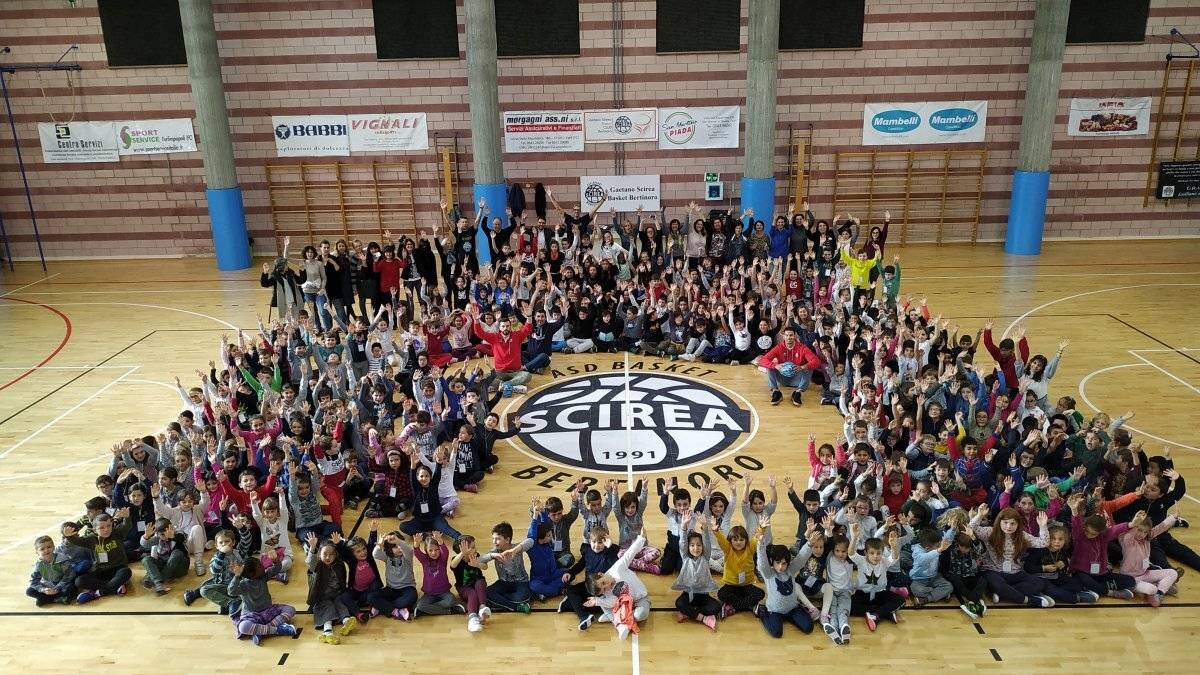 I giocatori dell'Unieuro basket incontrano i bambini a Bertinoro
