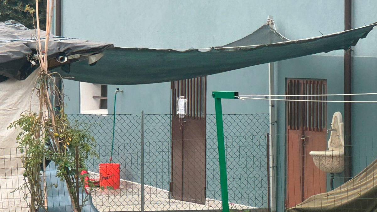 Una delle stanze della casa sotto sequestro