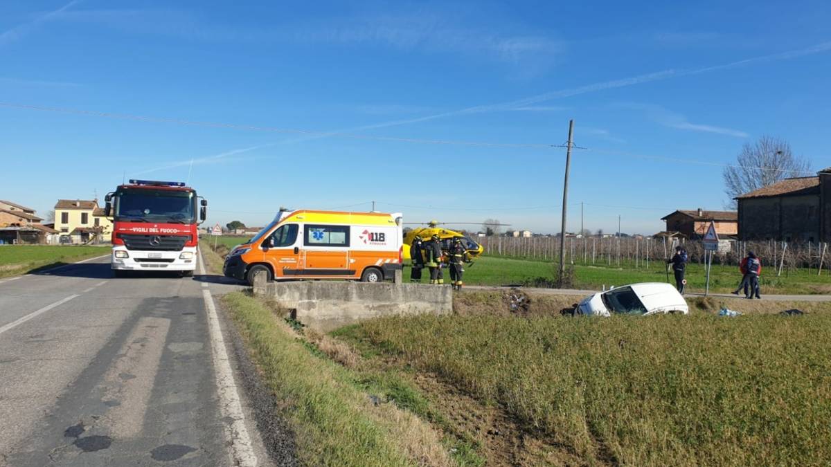 Bagnara, esce di strada con l'auto, ferita una 50enne