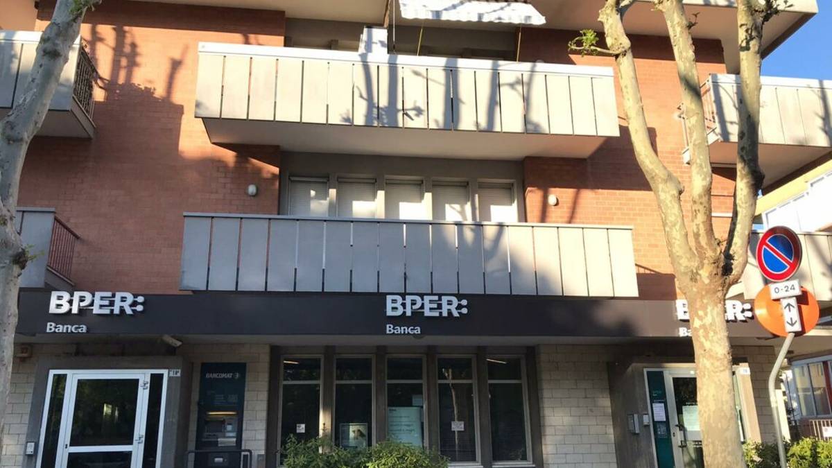 San Mauro Mare, chiude uno dei due sportelli bancari