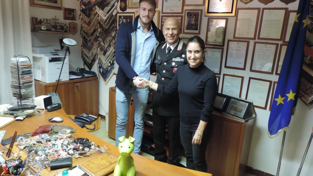 Ritrova gioielli rubati e li consegna ai carabinieri