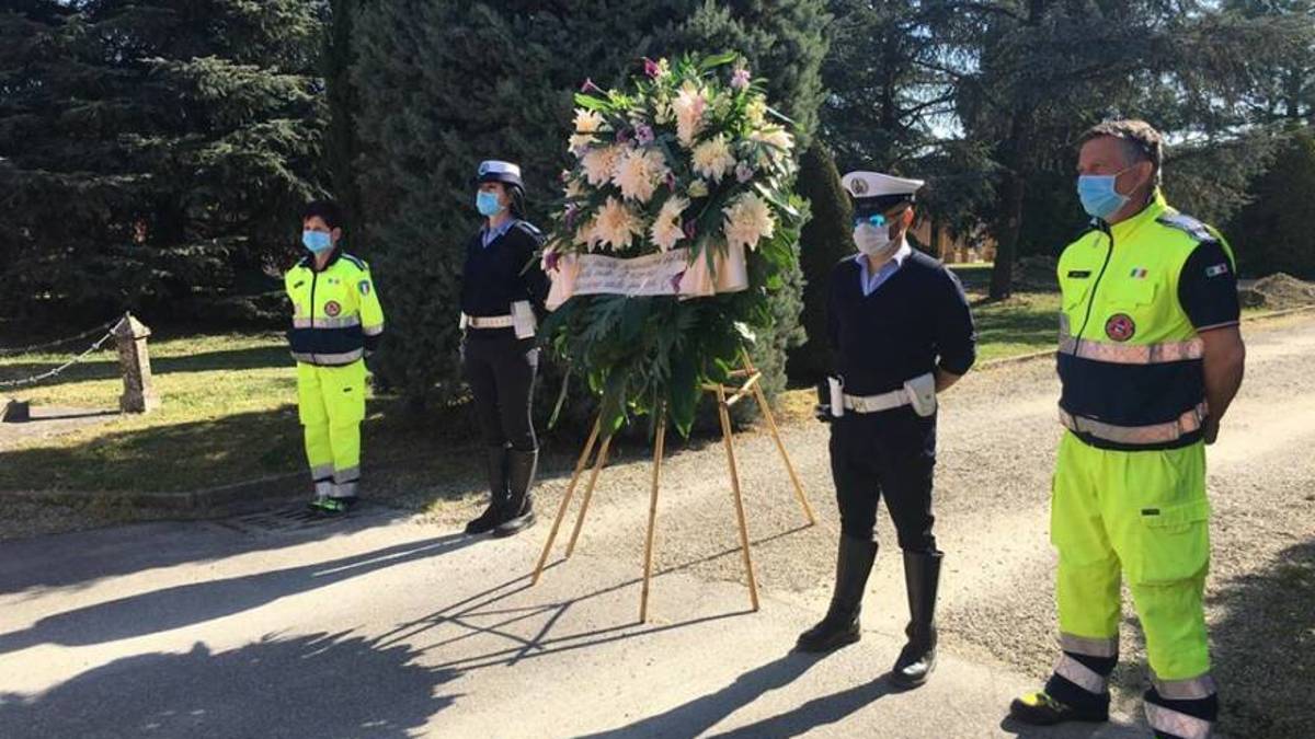 I primi fiori al cimitero di Medicina