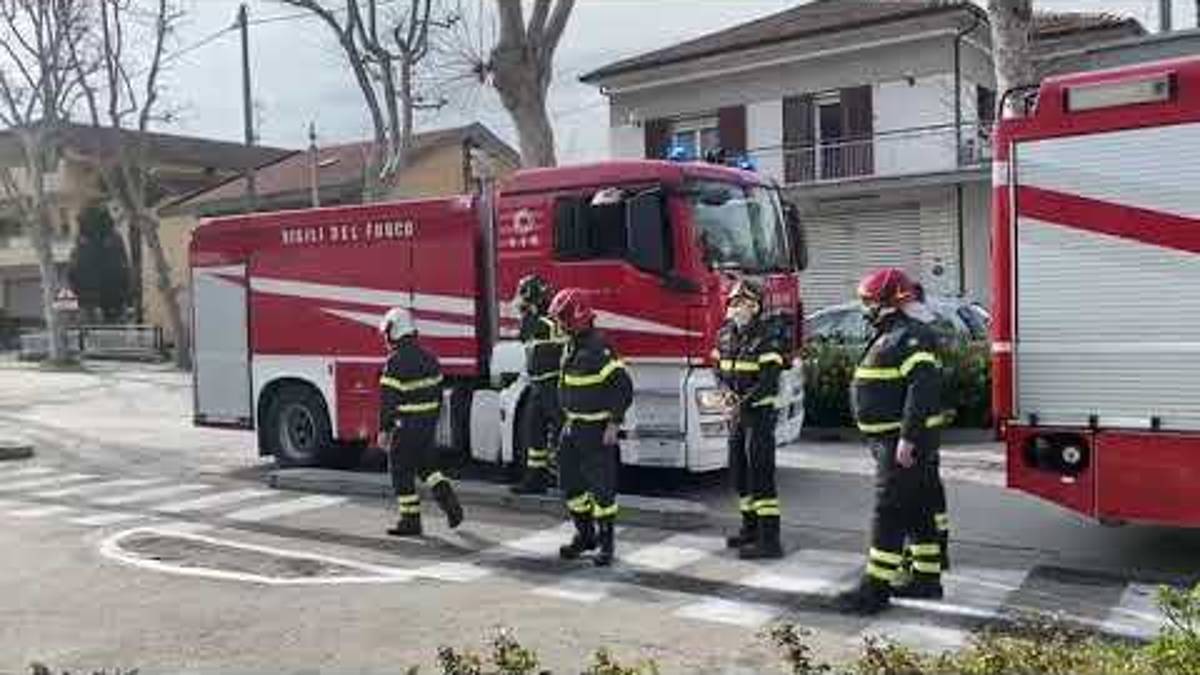 Coronavirus, l'abbraccio di vigili del fuoco e medici. VIDEO