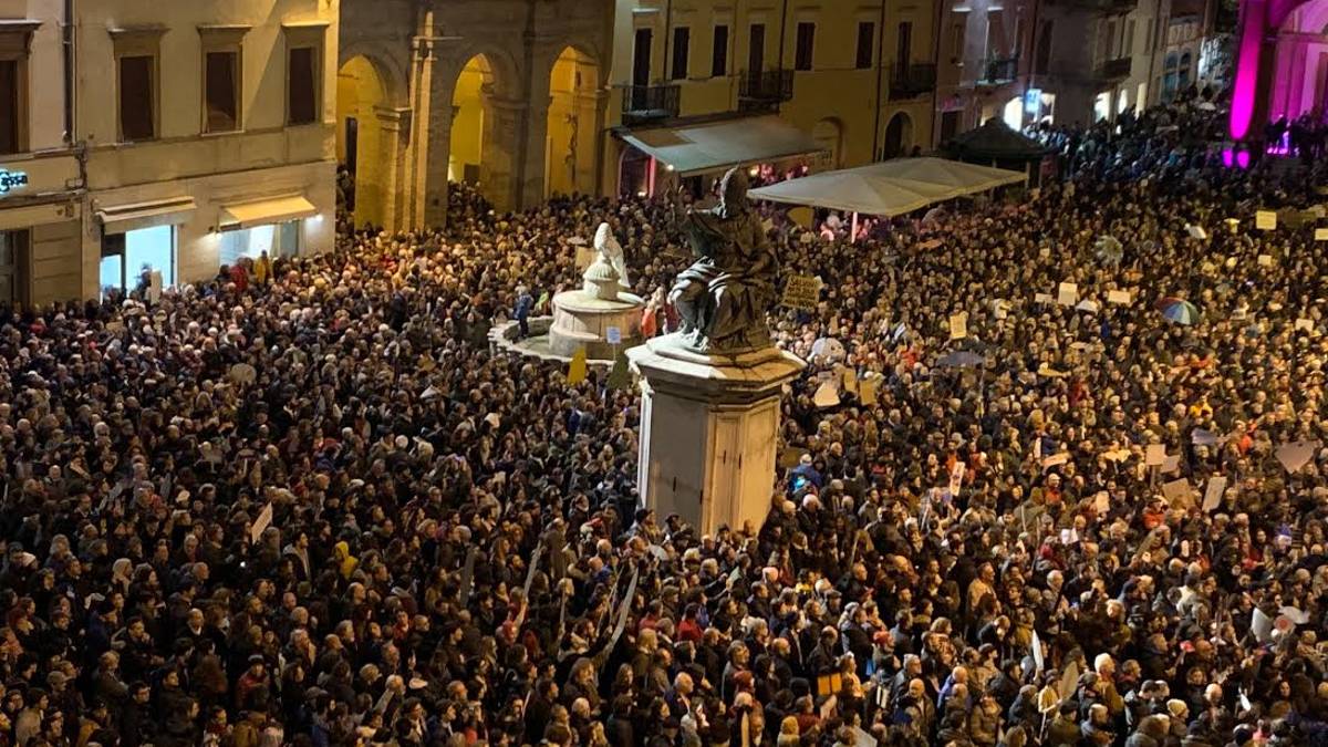 Rimini, migliaia di sardine in piazza