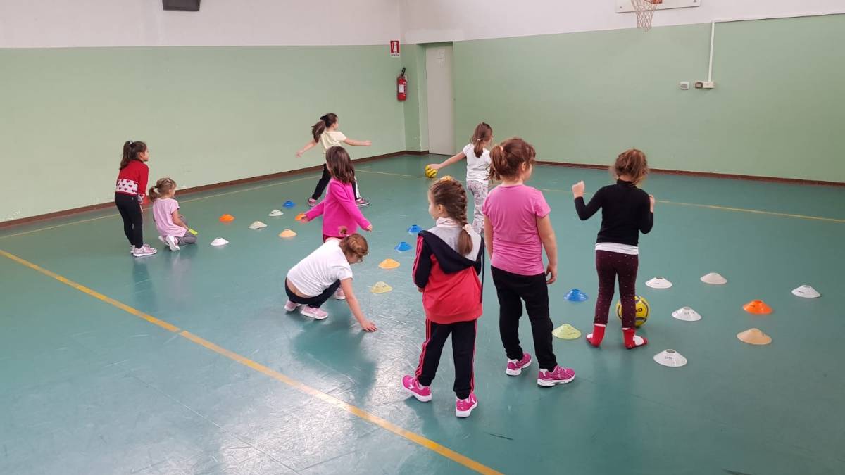Calcio, il Rimini alla scuola elementare Mario Lodi