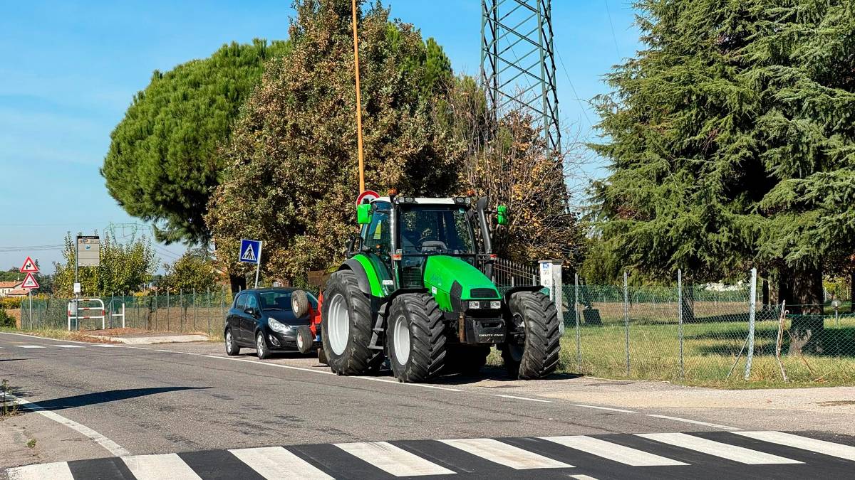 Cesena, incidente in via Cervese tra auto e moto: centauro trasportato in ospedale