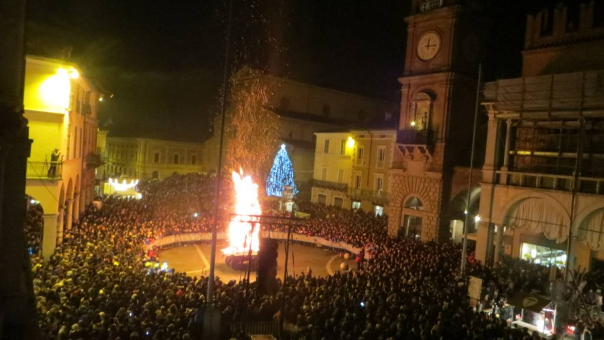 Faenza, per la Nott de Bisò i rioni si alleano a sostegno del centro vaccinale