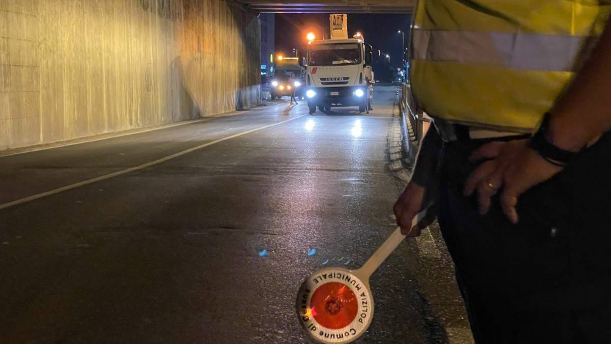 Camion gru incastrato nel sottopasso dell'A14: via Cervese chiusa per tre ore a Cesena