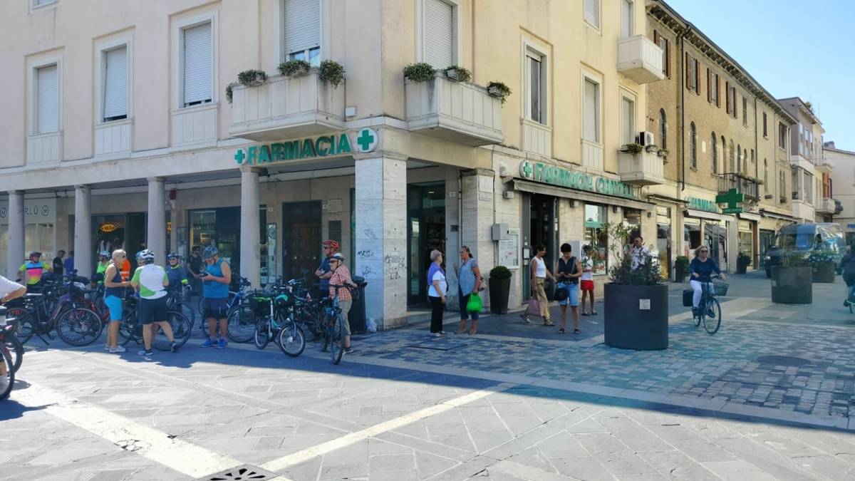 Rimini. Ladri alla farmacia Cantelli di piazza Tre Martiri, sparito il registratore di cassa