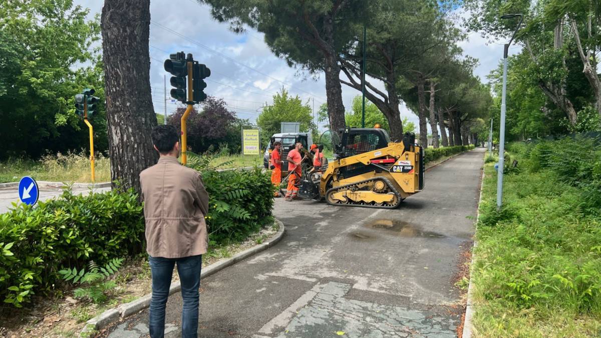Cesenatico, iniziata l'asfaltatura di via Mazzini e interventi in partenza in altre tre strade