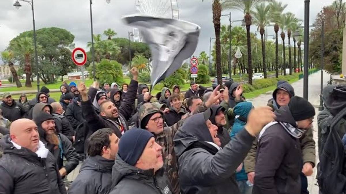 Calcio C, Cesena: gli ultras in albergo dalla squadra VIDEO