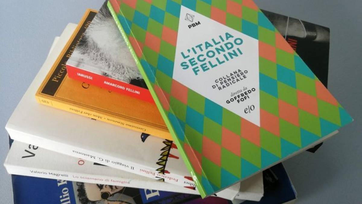 Siete chiusi in casa? Ecco i libri da leggere per conoscere Fellini