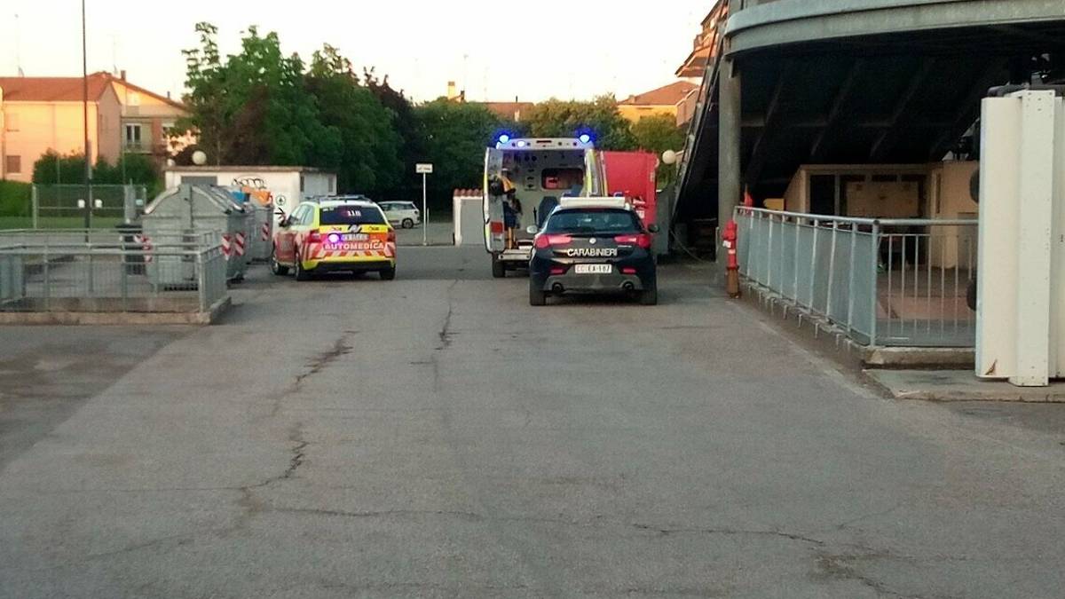 Ravenna, 14enne cade dal tetto di un supermercato mentre gioca e finisce all'ospedale