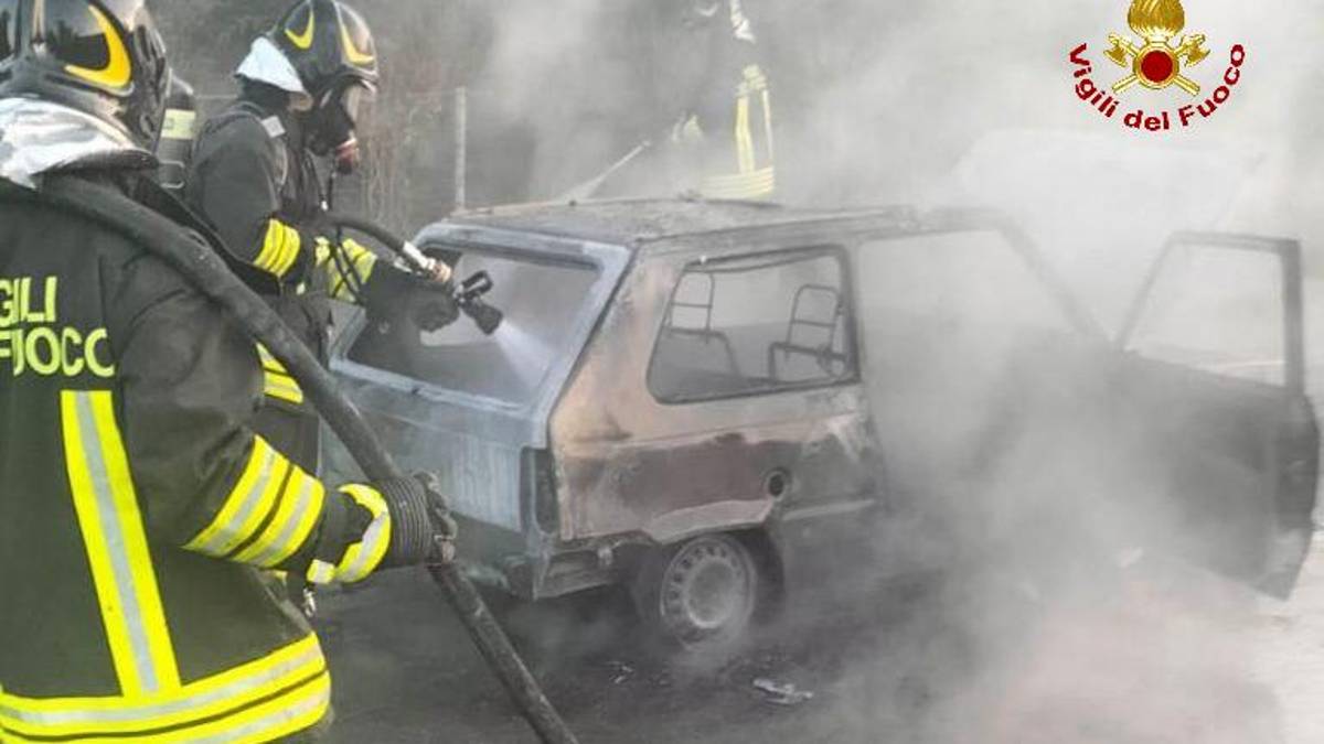 Bagno di Romagna. Auto prende fuoco allo svincolo di San Piero della E45