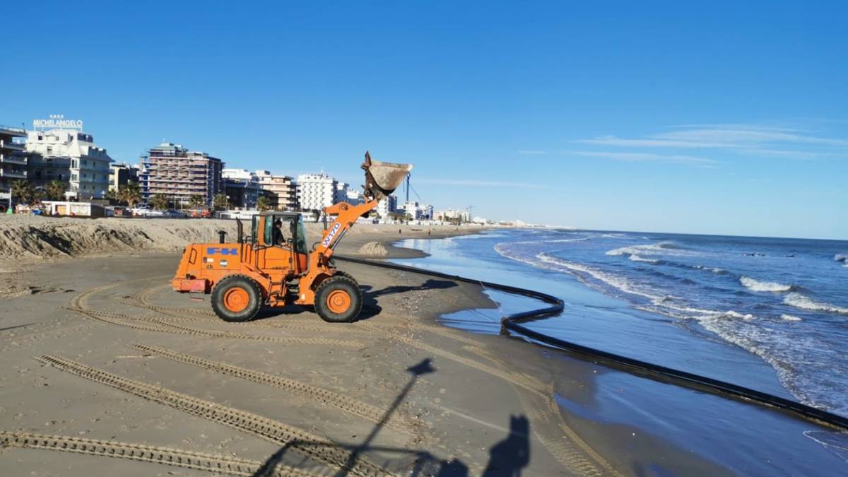 Riccione, è in corso il dragaggio dell'imboccatura del porto