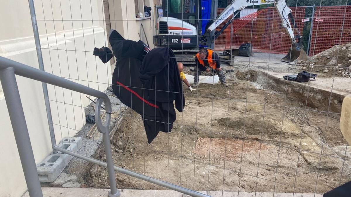 Dagli scavi in centro a Longiano spuntano ossa, teschi e tombe