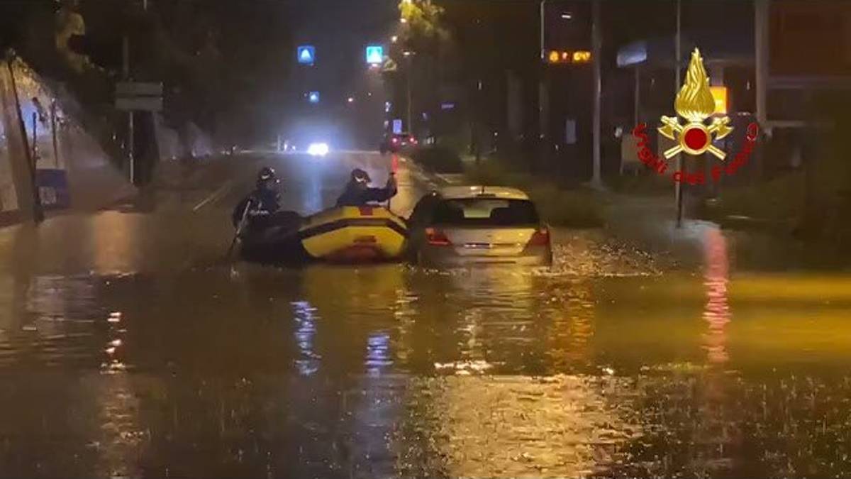 Imola, sottopassi allagati per il nubifragio e auto intrappolate VIDEO