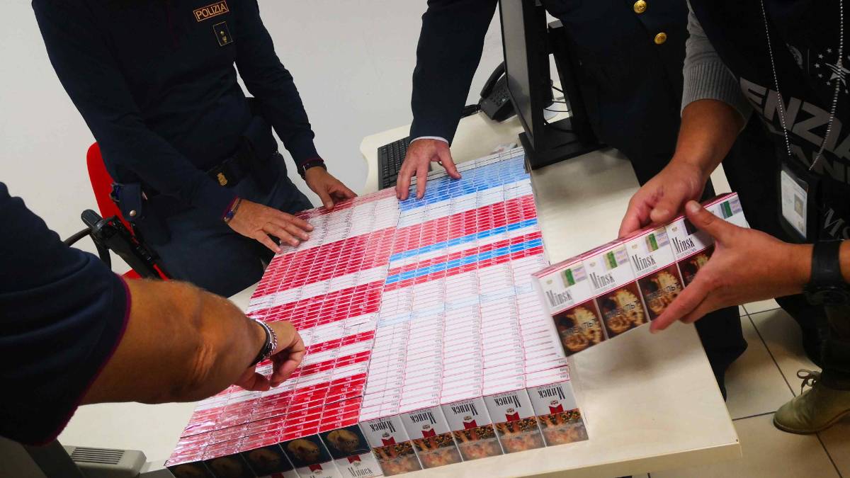 Atterra a Rimini da Mosca con 30mila sigarette di contrabbando