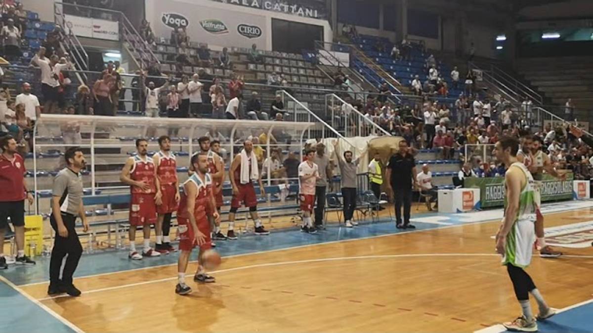 Basket B play-off, RivieraBanca sbanca Faenza all'overtime e vola in finale (86-91) VIDEO