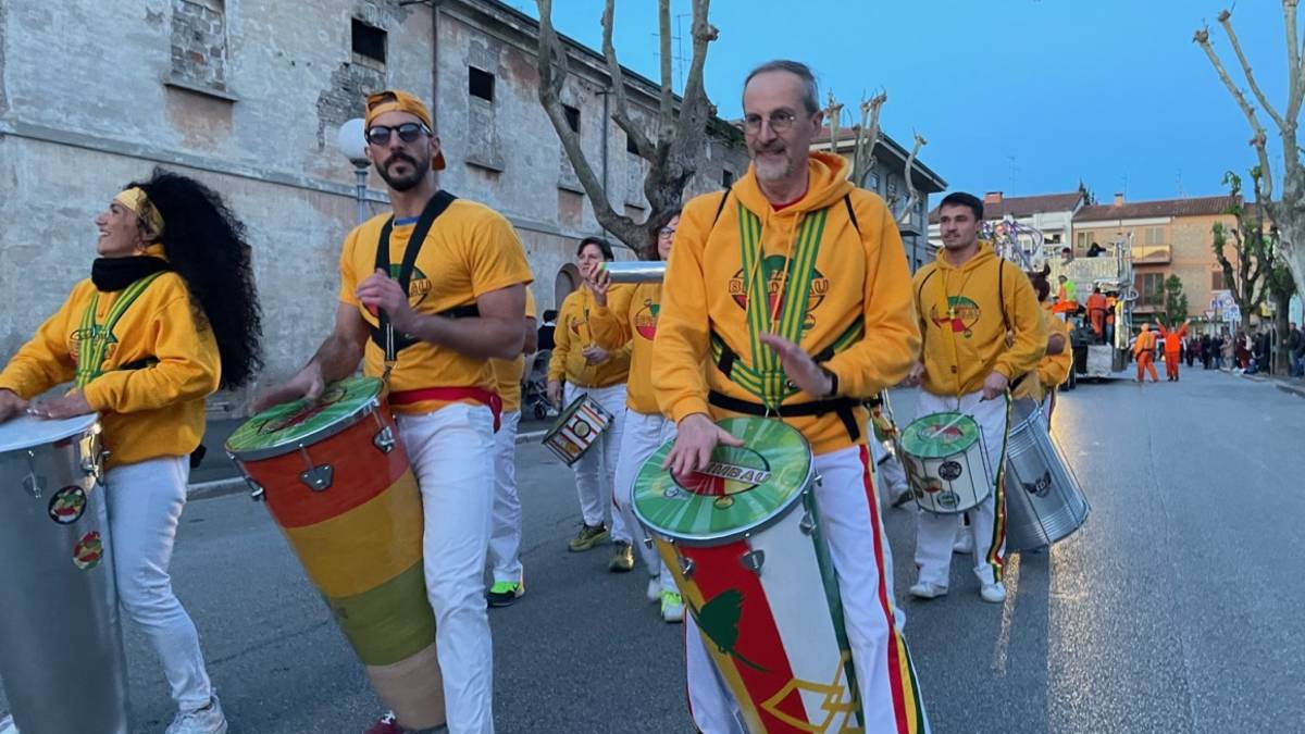 Gambettola, la sfilata by night dei carri mascherati per il Carnevale - GALLERY