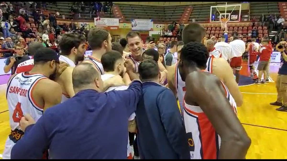 Basket A2, un clima da serie A per il derby Forlì-Rimini (87-65) VIDEO